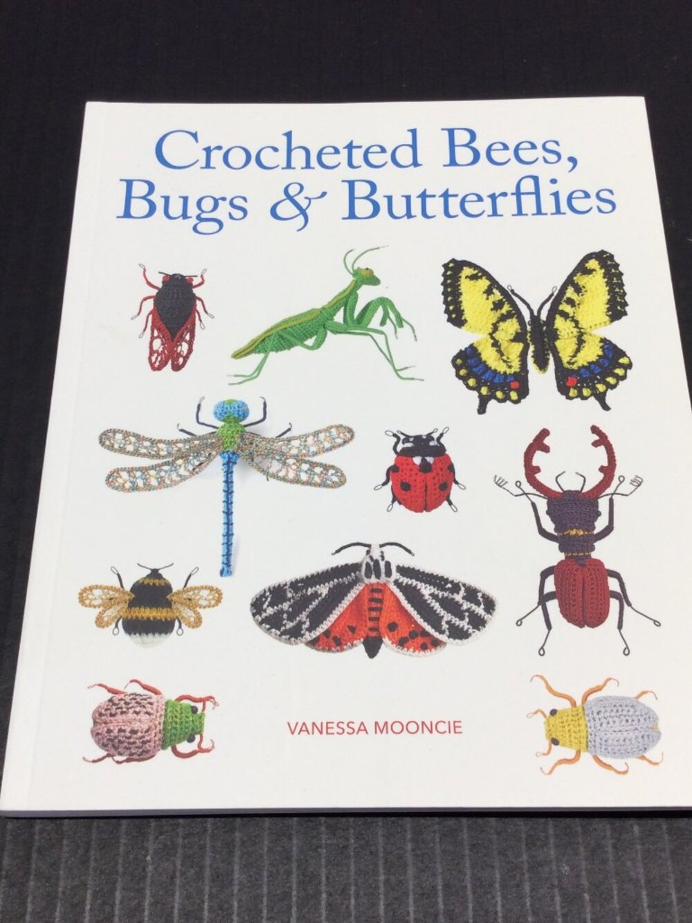 Crocheted Bees Bugs & Butterflies Paperback by Mooncie Vanessa Excellent Cond